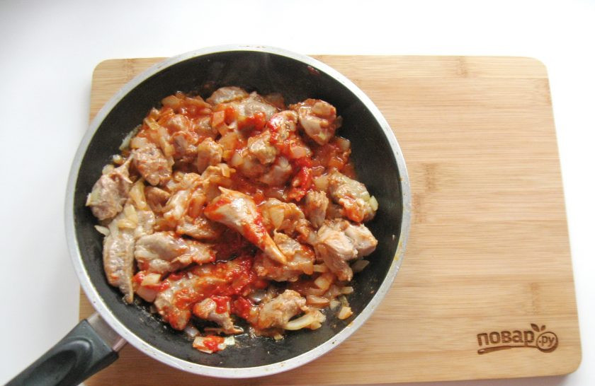 1. Этап. Суп Кесме по-киргизски: Перемешайте мясо, лук и томатную пасту. Потомите 7-8 минут в сковороде.