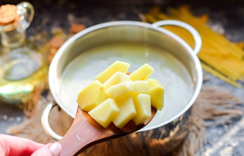 1. Этап. Суп с лапшой и капустой: Картофель очистите, вымойте, просушите, нарежьте крупными брусками, отправьте в кастрюлю, варите 20 минут.