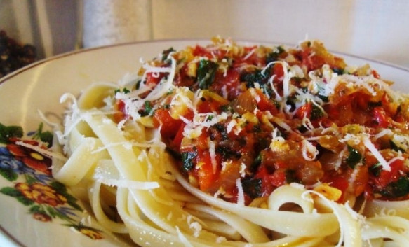 1. Этап. Соус Неаполитано: 3. Тушите на среднем огне в течение получаса, пока вся жидкость не испарится. Возьмите базилик, помойте, порежьте на мелкие лепестки, добавьте в сковороду к овощам. Снимите с огня и дайте настояться в течение 10 минут. Соус 