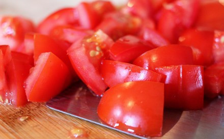 1. Этап. Кальмары в томатном соусе: 2. Помидоры вымыть, просушить и нарезать кубиками. При желании можно предварительно поместить их в кипяток и удалить кожицу, тогда консистенция соуса будет более однородной.