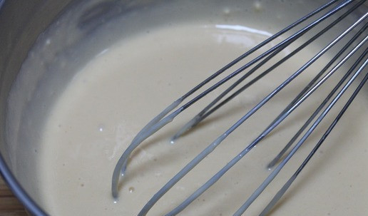 1. Этап. Рулет закусочный Рождественское полено: В чашу просеять муку и постепенно влить яичную смесь, хорошо размешивая.