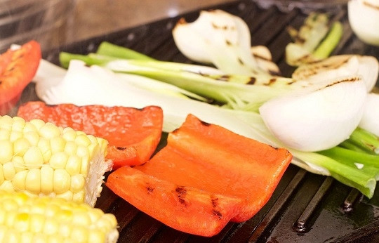 1. Этап. Курица на гриле с овощами и соусом барбекю: 9. Выложите овощи на гриль и обжарьте до готовности.