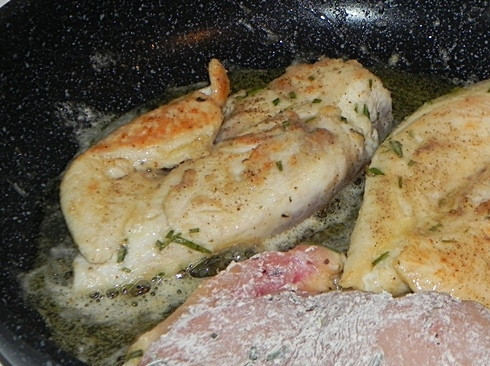 1. Этап. Куриная грудка с розмарином: Слегка обваляйте куриную грудку в муке, а потом обжаривайте с каждой стороны по 5 минут на среднем огне. Отложите в сторону и накройте фольгой.