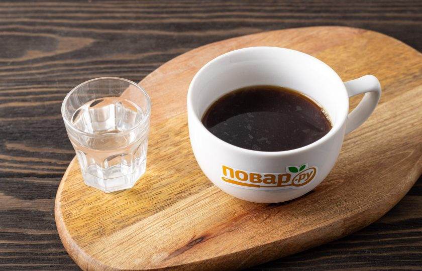 1. Этап. Кофе по-русски: Влейте в кружку водку.