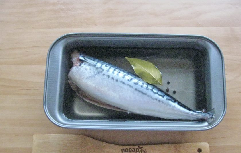 1. Этап. Засолка скумбрии: Скумбрию выложите в рассол так, чтобы рыба была погружена в него полностью. Можно поставить сверху груз. Отправьте скумбрию в рассоле на холод.
