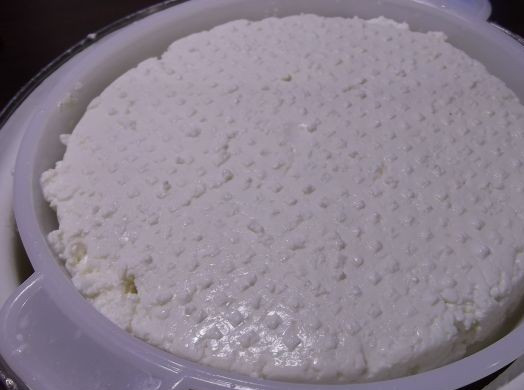 1. Этап. Творожный сыр в домашних условиях: Как только творожные зерна начнут становиться слегка резиновыми на ощупь, выливаем всю массу в дуршлаг. Сыворотка нам понадобится, поэтому не стоит ее выливать. Когда вся сыворотка сама стечет, выложим на получившийся сыр груз весом 1,5-2 кг. Оставляем сыр под прессом часа на 2. Приготовим рассол - 1л сыворотки и соль прокипятим и остудим. Зальем получившимся рассолом отпрессованный сыр часов на 8-10.