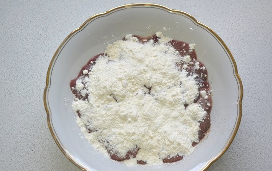1. Этап. Куриная печень в апельсиновом соусе: 3. Всыпьте муку и аккуратно перемешайте. Разогрейте на сковороде растительное масло.