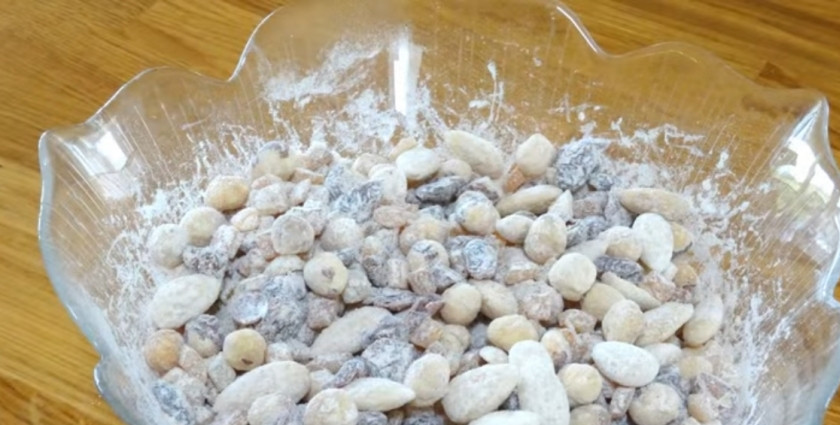 1. Этап. Торт Панфорте: 4. Добавьте корицу и муку. Перемешайте.