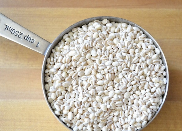 1. Этап. Перловка с шампиньонами: 3. Тем временем отмерьте необходимое количество ячменя и промойте его в нескольких водах.