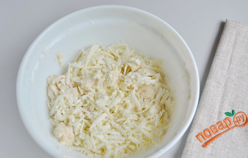 1. Этап. Диетические йогуртовые булочки: 4. На этом этапе положите сыр или другие добавки. Руками замесите тесто. Оно в меру плотное, вязкое, муки больше не нужно. Если получилось слишком сухое, то добавьте пару ложек молока.