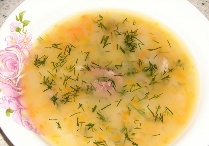 1. Этап. Суп из говядины: 6. Через 2 часа после начала варки вынимаю мясо и очищаю его от кости, нарезаю небольшими кусочками, а сам бульон обязательно процеживаю и отправляю обратно на огонь. Кладу горох и лук, через 20-30 минут добавляю морковь и картошку, варю до готовности. Отправляю в кастрюлю мясо, солю и кладу по вкусу специи, мелко нарезаю укроп и отправляю в кастрюлю. Готовый суп подаю горячим со сметаной.