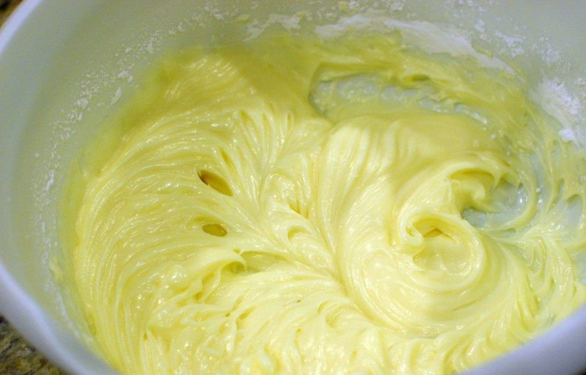 1. Этап. Банановый пирог с глазурью: 9. Тем временем сделайте глазурь: смешайте сливочный сыр, оставшееся сливочное масло, ванильный экстракт, сахарную пудру и щепотку соли.