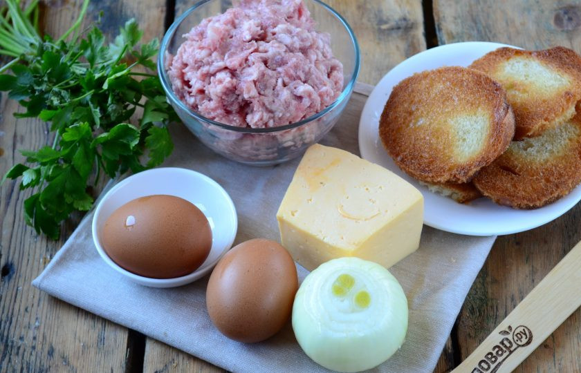 1. Этап. Чизбургер с гренками и яйцом: Подготовьте все необходимые ингредиенты. Из хлеба я выдавила кружочки с помощью металлической формы и обжарила их на сковороде в небольшом количестве масла. Хлеб получился хрустящим, как раз таким, как мне нужно.