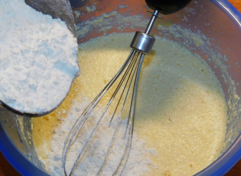 1. Этап. Венский пирог с яблоками: Замешивая тесто, подсыпайте муку, соду и ванилин.