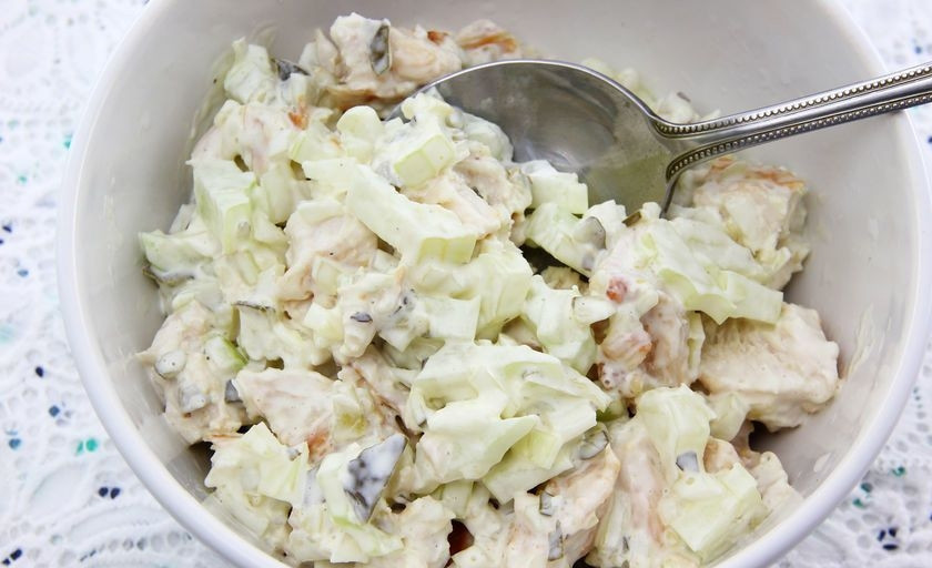 1. Этап. Салат с куриным филе: Отварите куриное филе в подсоленной воде (около 20 минут). Остудите его, нарежьте и добавьте в салат.