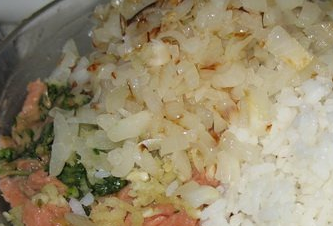 1. Этап. Рыбные котлеты с грибами: Рис промываем и отвариваем в подсоленной воде. Лук измельчаем и обжариваем на масле до золотистости. Смешиваем рис и лук с фаршем, добавив соль по вкусу. Ставим массу в холодильник на 10 минут.