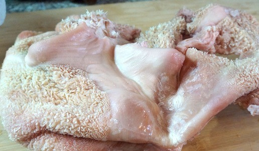 1. Этап. Фляки господарские: Подготовленный рубец можно слегка подморозить в морозилке – легче режется.