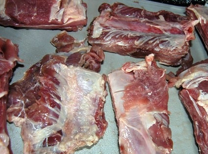 1. Этап. Ребрышки в духовке: 1. Рецепт приготовления ребрышек в духовке максимально прост. Он подойдет для начинающих хозяек и тех, кто не любит проводить много времени на кухне. Для начала необходимо вымыть и порезать ребра. Также их нужно очистить от пленочек и прожилок.