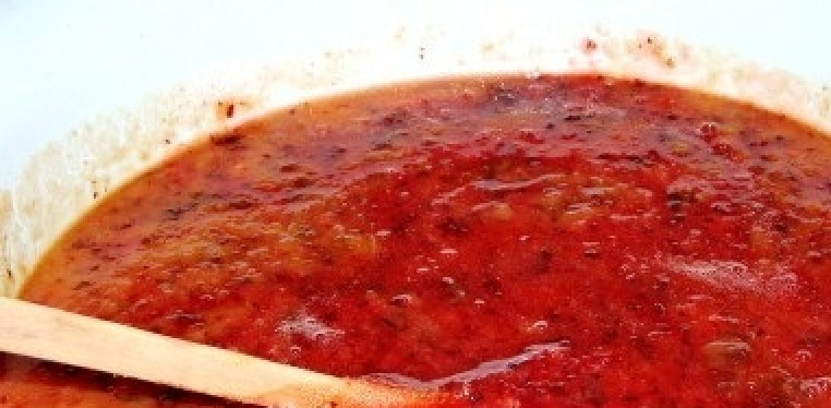 1. Этап. Варенье из слив без варки: Тщательно все размешиваем и даем постоять ягодам 10 минут, через 10 минут еще раз перемешиваем - наша задача растворить весь сахар.