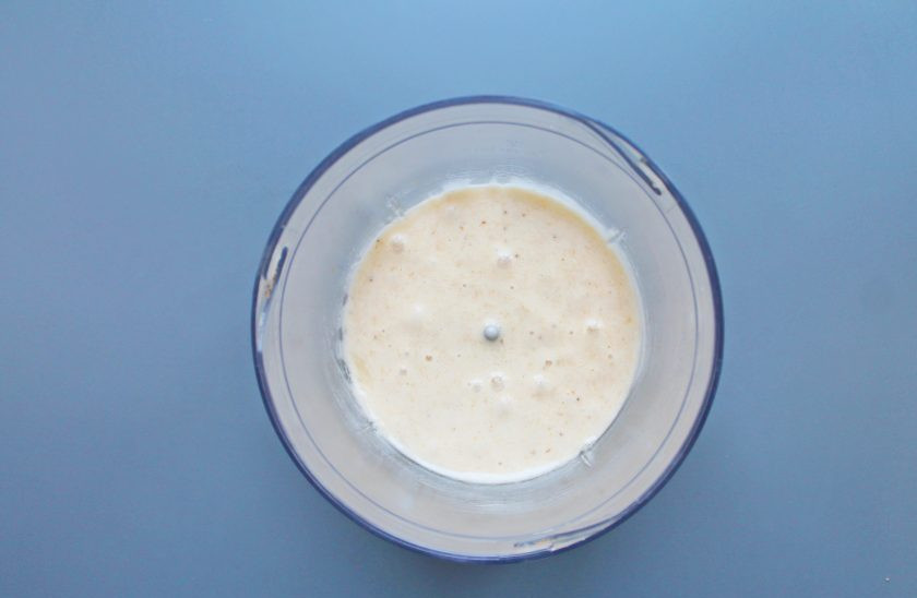 1. Этап. Банановый мусс со сливками: Бананы очистите от кожуры, порежьте на кусочки и выложите в чашу блендера. Добавьте к бананам сахарную пудру, сок лайма и пробейте все до однородной массы.