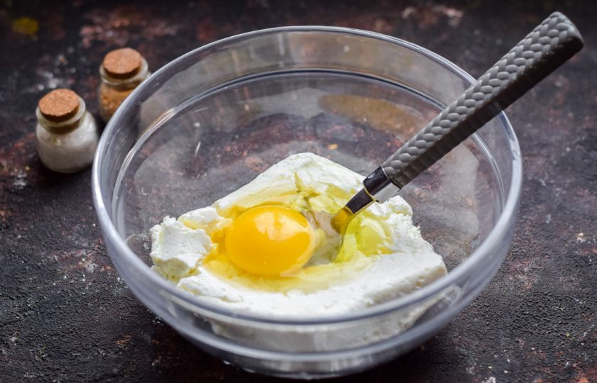 1. Этап. Творожная запеканка ПП: Вбейте в миску с творогом одно куриное яйцо.