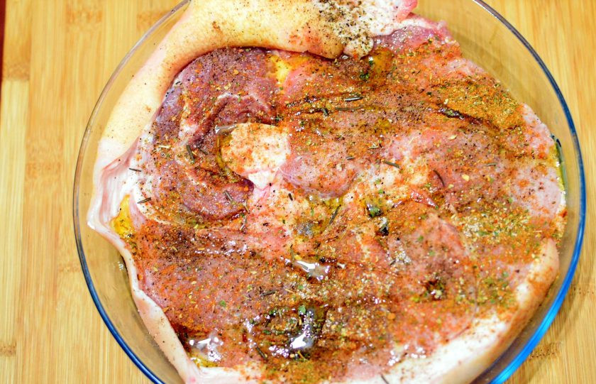 1. Этап. Ароматная свинина в духовке: Свинину ополосните ледяной водой и обсушите салфетками. Посыпьте смесью соли и сахара, вотрите специи в мясо с двух сторон. Затем нужно крупно потолочь перцы и гвоздику, смешать с молотыми травами и пряностями. Натрите мясо пряной смесью с двух сторон, полив оливковым маслом. Уложите мясо в форму для запекания, затяните фольгой, сделайте 3-4 прокола и убрите в холодильник мариноваться.