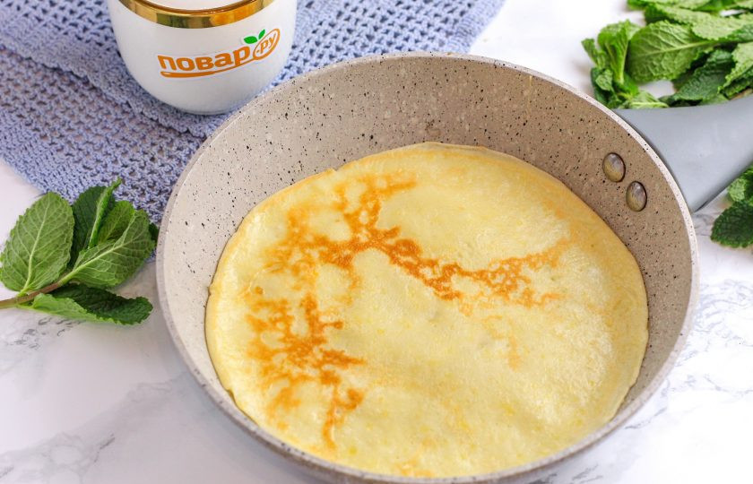 1. Этап. Блины с кукурузными отрубями: Смажьте маслом сковороду в первый раз и хорошенько прогрейте. Влейте половину половника теста и обжарьте блинчик с каждой стороны 1-2 минуты на среднем нагреве.