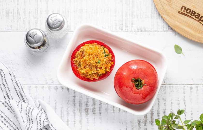 1. Этап. Фаршированные помидоры с киноа: Наполните помидоры начинкой, накройте шляпками и смажьте растительным маслом. Выпекайте в разогретой до 190 градусов духовке около 20-25 минут.