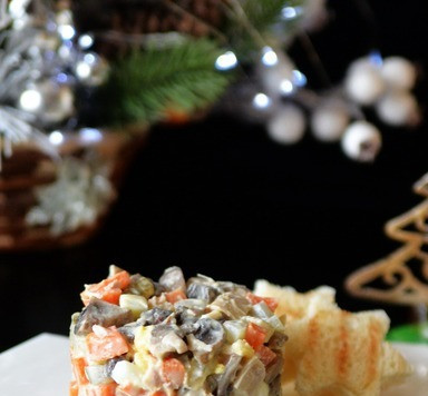 1. Этап. Салат Машеровский: Украшаем салат по желанию. Я сделала порционную подачу с помощью кулинарного кольца, а к салату сделала 