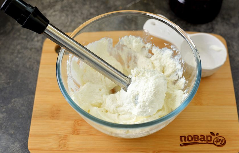 1. Этап. Творожок Нежный: Пробейте творог со сметаной погружным блендером до однородного, гладкого и кремового состояния. Густоту творожка можно регулировать количеством сметаны, от густого до жидковатого.