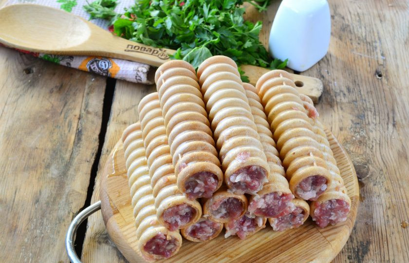 1. Этап. Дордочки с фаршем: Вафельные трубочки нафаршируйте подготовленным фаршем.