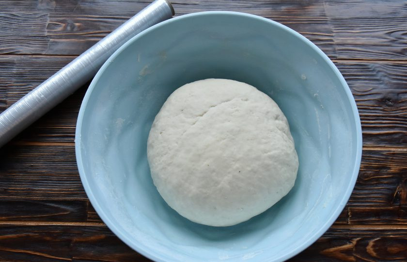 1. Этап. Табасаранское чуду: Продолжите месить тесто, выложив его на поверхность. Структура теста получается достаточно плотная и упругая. Округлите заготовку и выложите в миску, накройте кухонным полотенцем или пищевой пленкой и отставьте, что бы тесто отдохнуло.