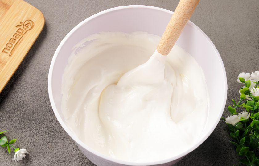 1. Этап. Бисквит в аэрогриле: Аккуратно перемешивайте лопаткой или ложкой снизу вверх — не миксером! Перемешивать нужно не более 2-х минут.