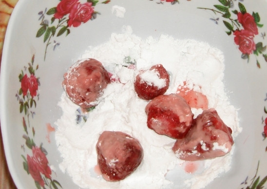 1. Этап. Пирог с ягодами в мультиварке: Далее для того чтобы тесто не намокало от ягод и они не потеряли свою форму, мы посыпаем их небольшим количеством крахмала.