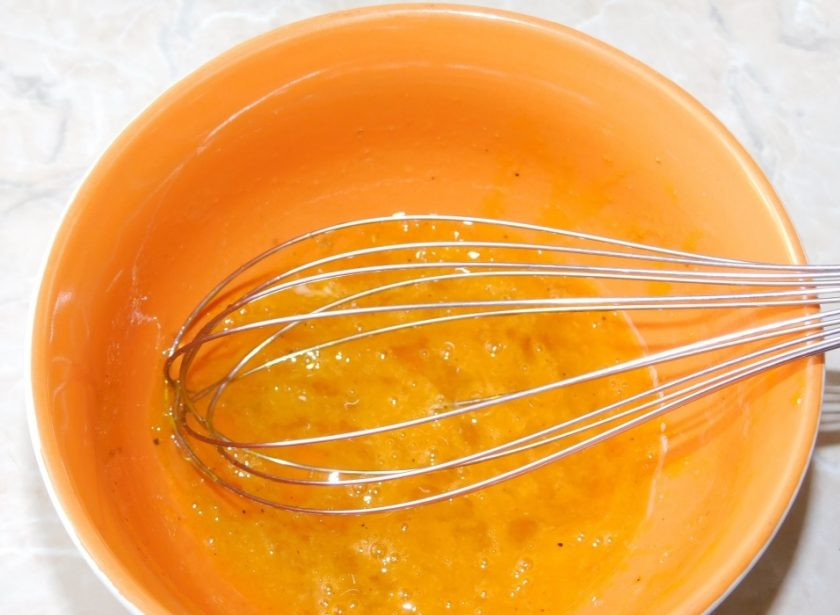 1. Этап. Куриные крылышки к пиву Вкусные: Яйцо смешайте с солью и специями. Немного взбейте.