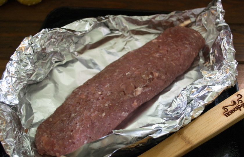 1. Этап. Мясной рулет с грибным соусом: Уложите рулет на фольгу. Приподнимите края и закрепите их так, чтобы мясной сок, который будет выделяться при запекании, не вытекал и был максимально близко к рулету. Я сделала некое подобие лодочки.