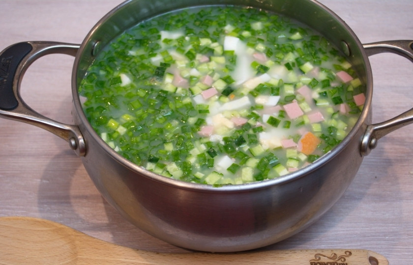 1. Этап. Окрошка классическая: Залейте содержимое кастрюли сывороткой. Если не найдете сыворотку, то можно использовать кипяченую воду или 1% кефир.