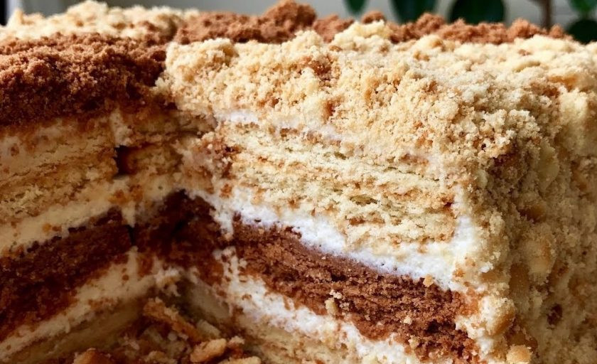 1. Этап. Торт Сметанник без выпечки (на скорую руку): 4. Смажьте торт кремом со всех сторон и посыпьте крошкой из печенья, сделав узор в виде ромба. Отправьте торт в холодильник на 5-6 часов. Приятного аппетита!