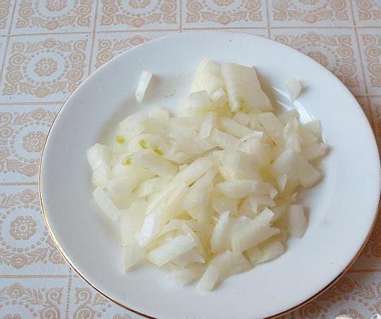 1. Этап. Рулеты из лаваша с квашеной капустой и мясом: 1. Лук очищаем и мелко нарезаем.