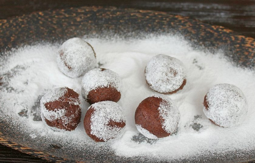 1. Этап. Мраморное печенье: Через час шоколадное тесто застыло и можно сделать из него круглое печенье. Кружочки теста обваливаем в сахарной пудре и немного прижимаем.