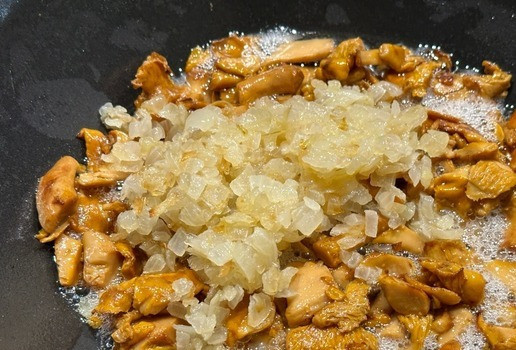 1. Этап. Лисички с картошкой: Лук надо заранее зазолотить – примягчить. И к лисичкам его.