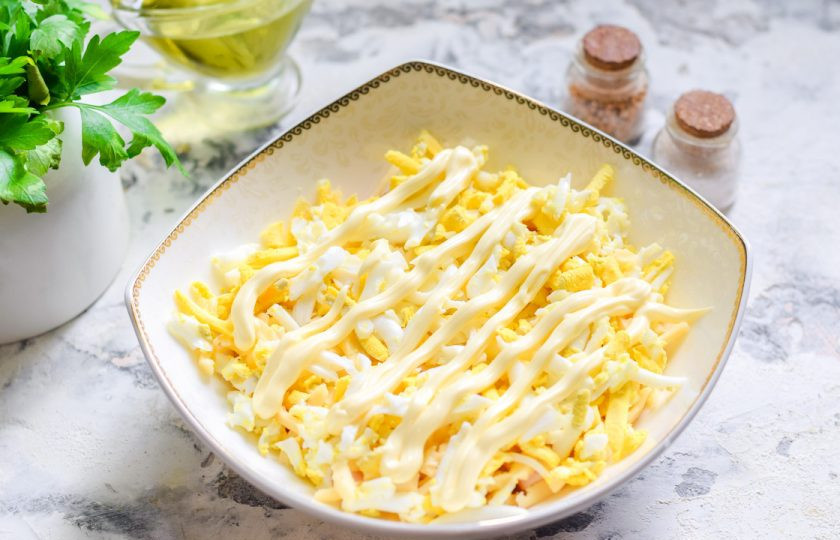 1. Этап. Салат Чикаго с копченой грудкой: Смажьте слой майонезом.