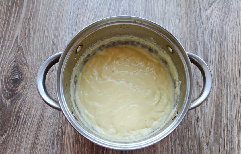 1. Этап. Торт Чародейка в мультиварке: Все взбейте до однородного пышного крема.