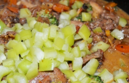 1. Этап. Кролик, тушенный в вине с овощами: А затем и нарезанный перец. Перемешиваем и тушим до готовности. Время точно указать нельзя, кролики бывают разными :)