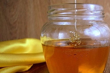1. Этап. Золотой сироп: Перелейте золотой сироп в чистую банку. Храните в холодильнике при закрытой крышке.
