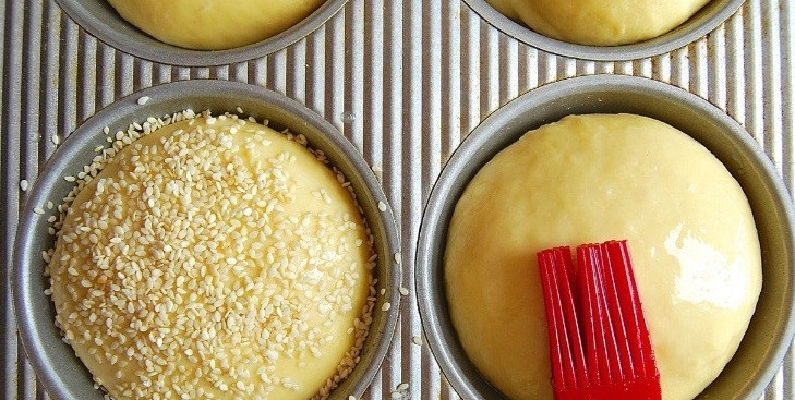 1. Этап. Булочка Бриош: 7. По желанию можно присыпать сверху семенами льна, кунжута или маком, например. Отправьте булочки в разогретую до 190 градусов духовку.