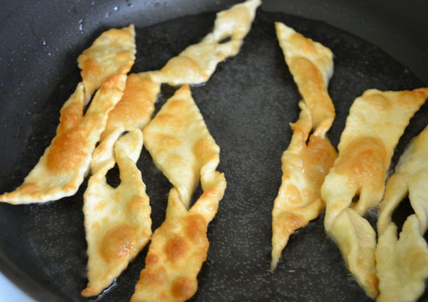 1. Этап. Хворост на пиве: Влейте достаточное количество растительного масла на сковороду и хорошо прогрейте, только после этого небольшими порциями обжарьте хворост с обеих сторон.