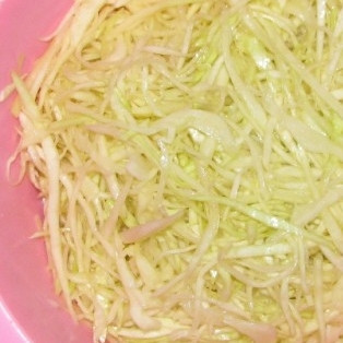 1. Этап. Капуста с морковью: Выкладываем в миску, слегка солим и помнем. Капуста выделит сок и будет помягче. Только не переусердствуйте, оставьте чуток 