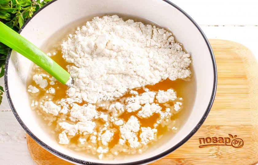 1. Этап. Песочный пирог с грушами и сливами: Всыпьте пшеничную муку высшего сорта и замесите песочное тесто.