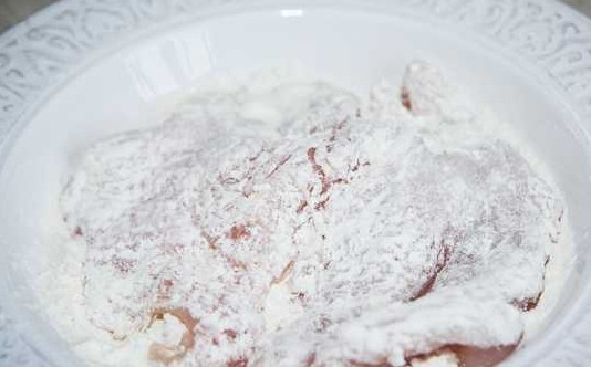 1. Этап. Кляр для куриного филе: 4. Обваляйте со всех сторон в муке.
